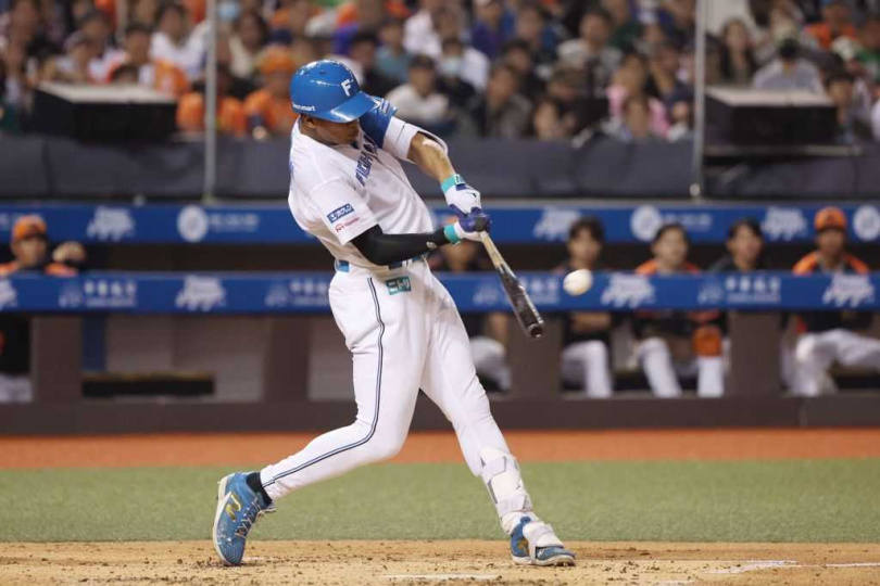 萬波中正在4局下擊出左外野兩分炮。（圖／中國時報杜宜諳攝）