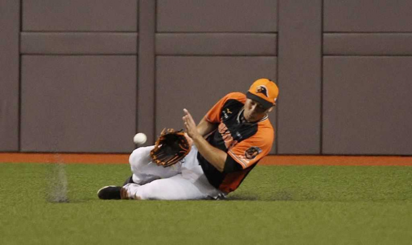 統一獅右外野手林安可4局下沒能攔住火腿洋炮雷耶斯擊出的左外野飛球。（圖／中國時報杜宜諳攝）