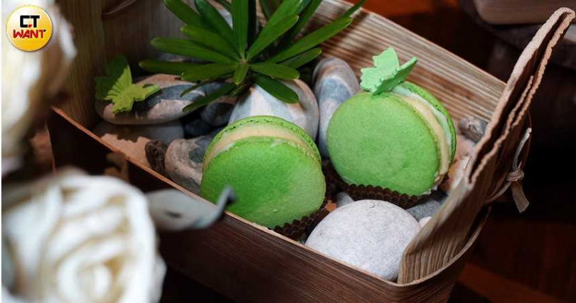 花蓮潔西艾美渡假酒店為山嵐號入住旅客設計專屬迎賓點心「客家擂茶馬卡龍」。（圖／魏妤靜攝）