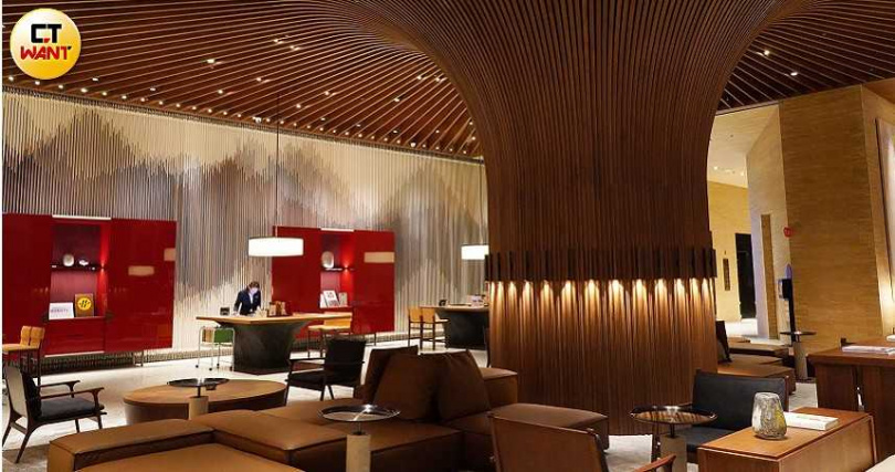 扣合花蓮好山好水的自然環境，酒店大廳打造出一棵壯觀大樹，讓旅客可以在樹下休憩。（圖／魏妤靜攝）