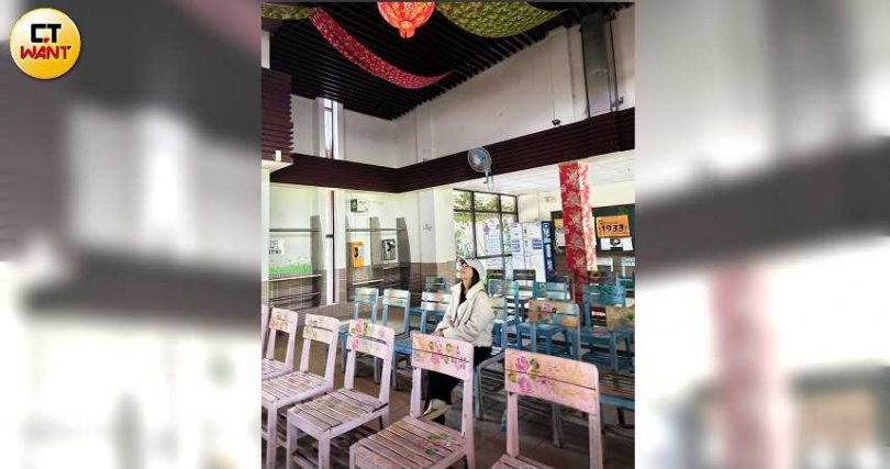 鳳林車站的候車空間可以看出與客家文化的連結。（圖／魏妤靜攝）