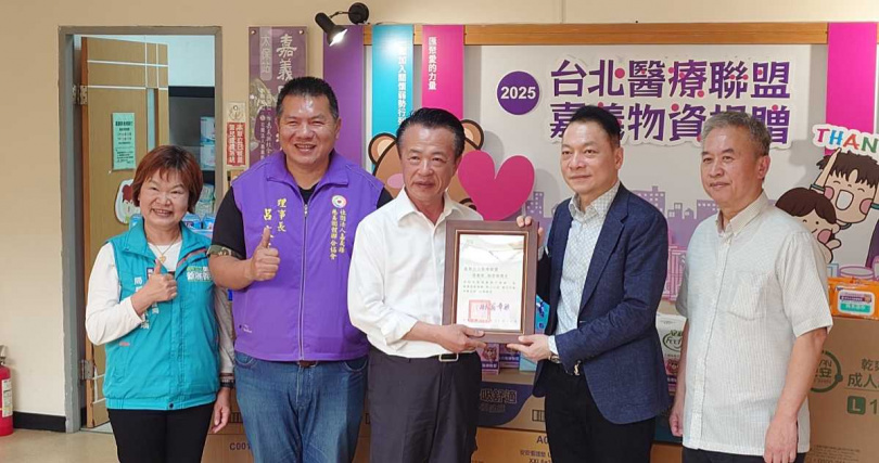 嘉義縣長翁章梁頒發感謝狀給北醫盟理事長趙忠傑博士。（圖／北醫盟提供）