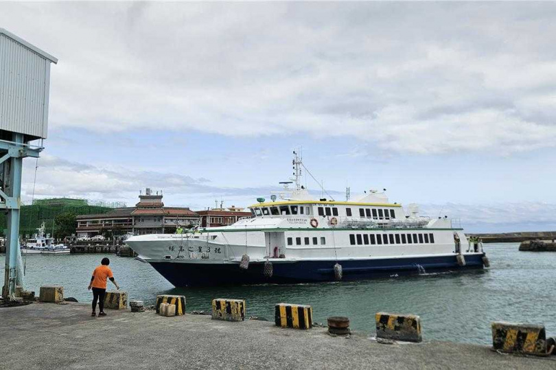 從蘭嶼返台的旅客，28日因金星三號客輪在蘭嶼擱淺，滯島3天，31日中午返回屏東後壁湖。（圖／中國時報羅琦文攝）