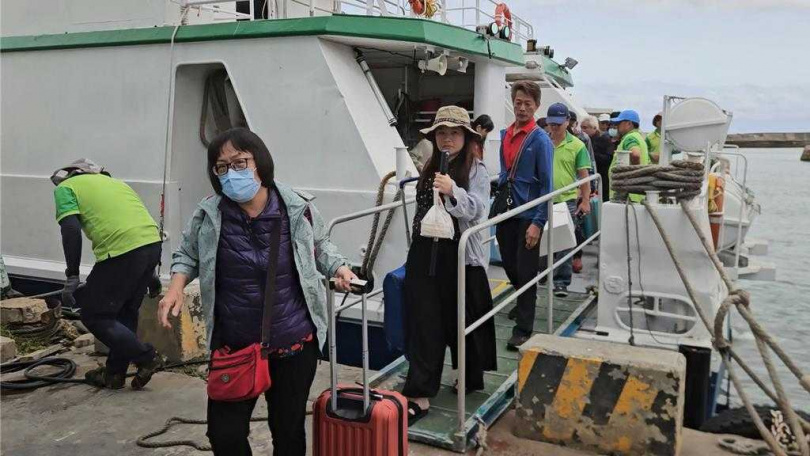 從蘭嶼返台的旅客，28日因金星三號客輪在蘭嶼擱淺，滯島3天，31日中午返回屏東後壁湖。（圖／中國時報羅琦文攝）