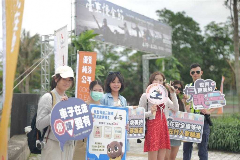 警界男神吳念橋在台東慢食節活動現場宣導交通安全，吸引大批粉絲合照。（圖／成功警分局提供）