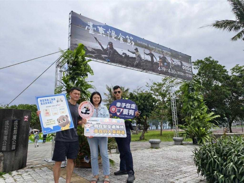 警界男神吳念橋在台東慢食節活動現場宣導交通安全，吸引大批粉絲合照。（圖／成功警分局提供）