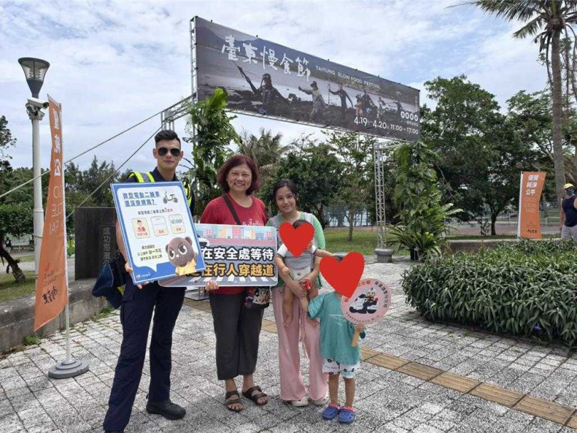 警界男神吳念橋在台東慢食節活動現場宣導交通安全，吸引大批粉絲合照。（圖／成功警分局提供）