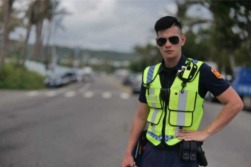 警界男神吳念橋在台東慢食節活動現場宣導交通安全，吸引大批粉絲合照。（圖／成功警分局提供）