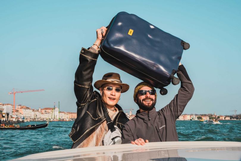 黃宣與品牌創辦人相談甚歡。（圖／Crash Baggage提供）