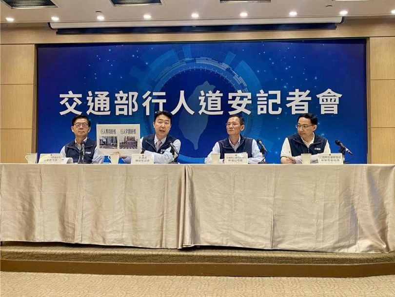 交通部長陳世凱說明，今年祭出獎勵措施，鼓勵縣市政府增設行人專用號誌與行人早開時相。（圖／中國時報蔡明亘攝）