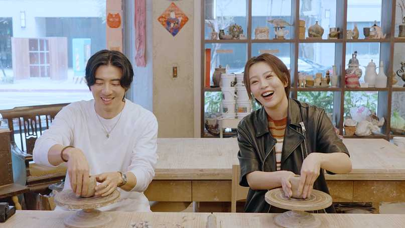 傅孟柏（左）親手捏製要送給7月大女兒的未來禮物。（圖／鏡電視提供）