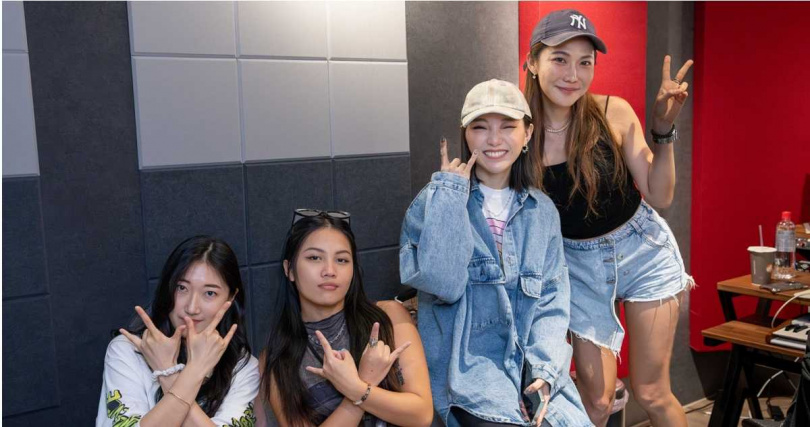 Sarah.J(左起)、阿布絲、閻奕格、李宜玲不到一天就完成2首創作。(圖/文策院/WCM提供)