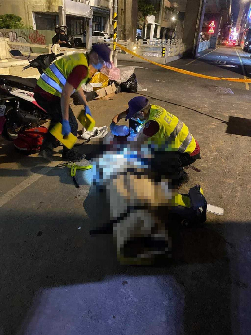 1237次區間車晚間7時30分許前往中壢站時，有民眾遭火車撞擊，警消迅速至現場處理。（圖／民眾提供）