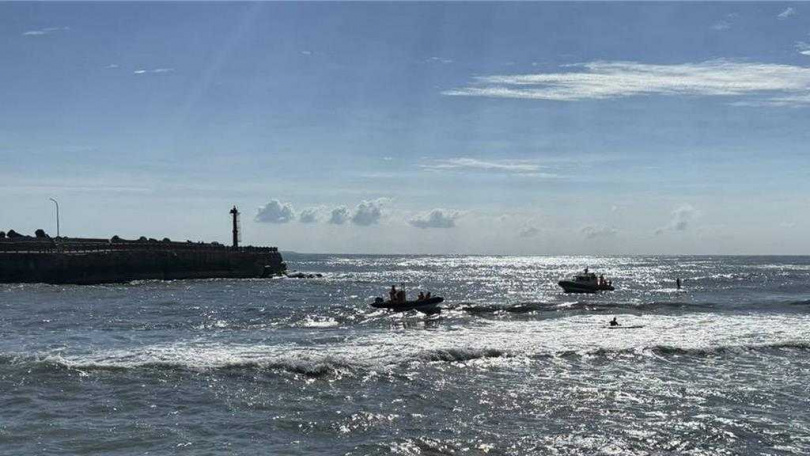 枋寮漁港傳出7人戲水、1人失蹤事件，搜救人員在海面搜索。（圖／翻攝畫面）
