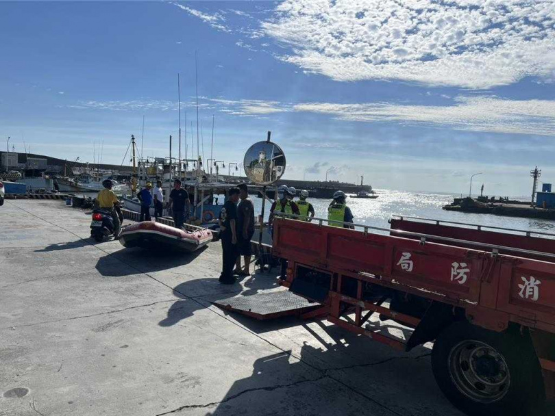 枋寮漁港傳出7人戲水、1人失蹤事件，搜救人員在海面搜索。（圖／翻攝畫面）