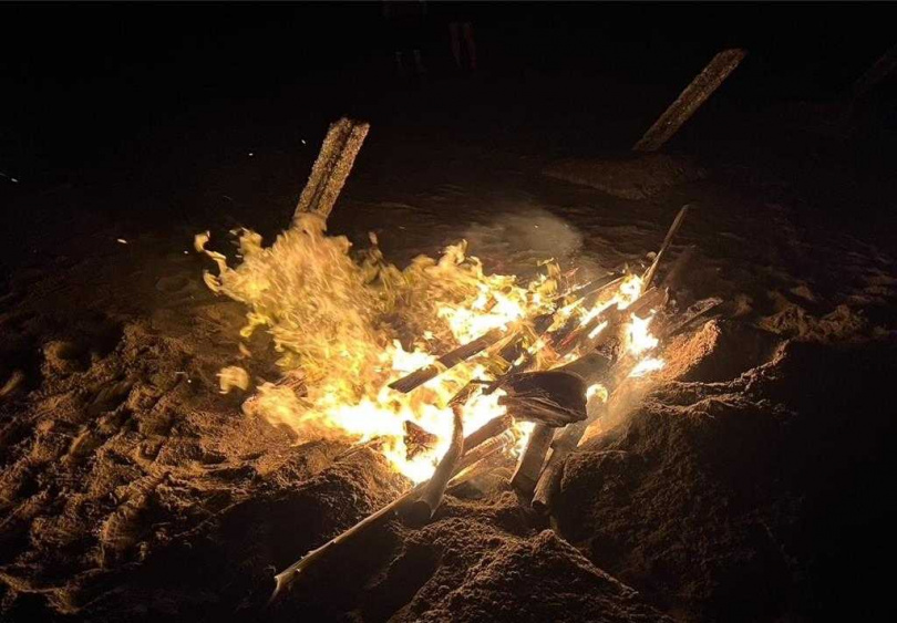 金門金寧慈堤岸際發現1隻漂流豬屍,防疫所人員立即赴現場執行檢體採樣並就地焚燒掩埋該死亡豬隻。(圖/金門縣政府提供)