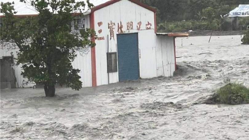 台東金崙溪暴漲，泥流沖入民宅。（圖／讀者提供）
