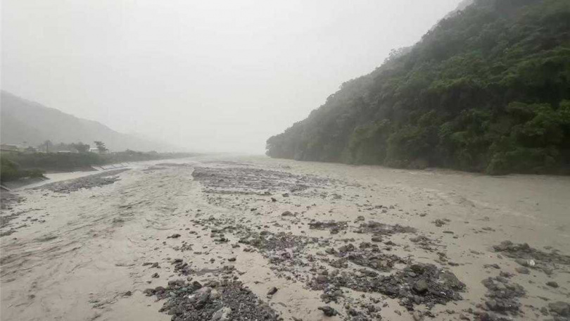 台東金崙溪暴漲。（圖／讀者提供）