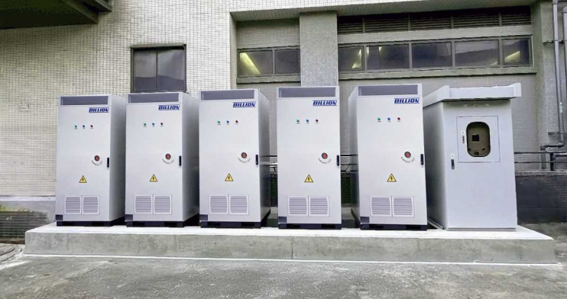 半導體廠導入台灣製造的盛齊儲能櫃，多台並聯可靈活擴充，提升能源使用效率。(圖片提供／盛齊綠能)