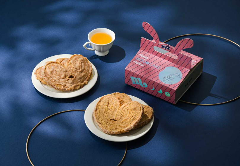 「Heartterfly千層蝴蝶酥禮盒」搭配可愛的玉兔造型提盒,添加焦化洋蔥絲的「焦糖洋蔥蝴蝶酥」讓人有喝洋蔥濃湯的錯覺。(520元,圖/19號奶油提供)