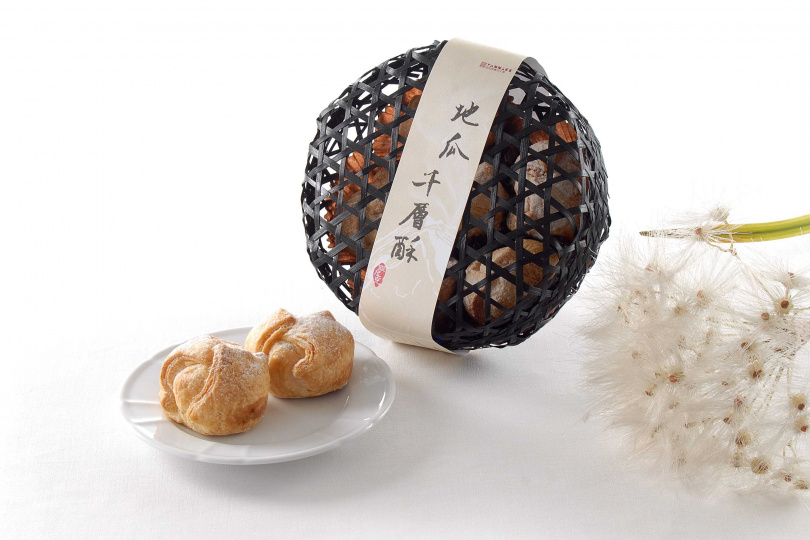 萬里門市限定的「地瓜千層酥」單盒原價315元、兩盒優惠價588元。（圖／亞尼克提供）