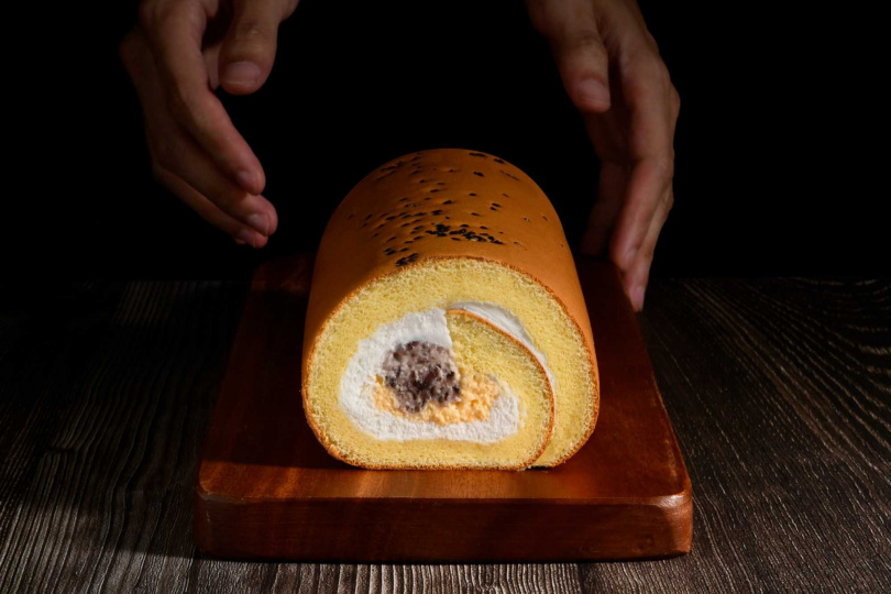 亞尼克推出中秋限定「蛋黃酥風味生乳捲」,清爽鹹甜中還融合紅豆粒餡與芝麻香。(525元,圖/亞尼克提供)