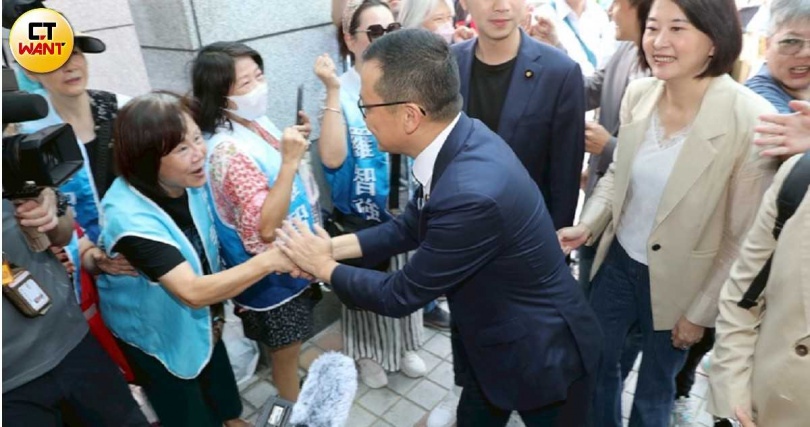 要選國民黨黨主席的羅智強（中）為了爭取各地國民黨員支持，近日勤跑全台大小黨員聚會活動。（圖／劉耿豪攝）