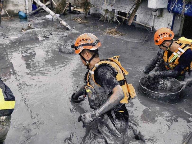水箱車至和平街協助道路清理任務。（圖／新北市消防局提供）