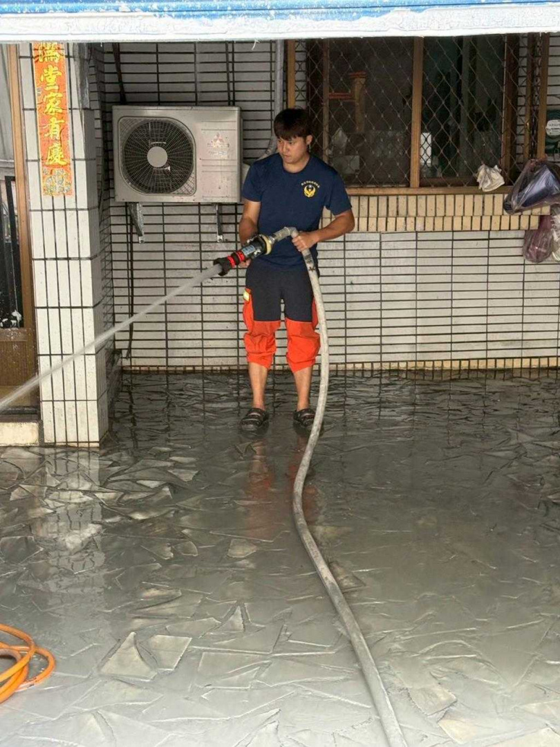 佛祖街46巷堪查開挖搜尋任務。（圖／新北市消防局提供）