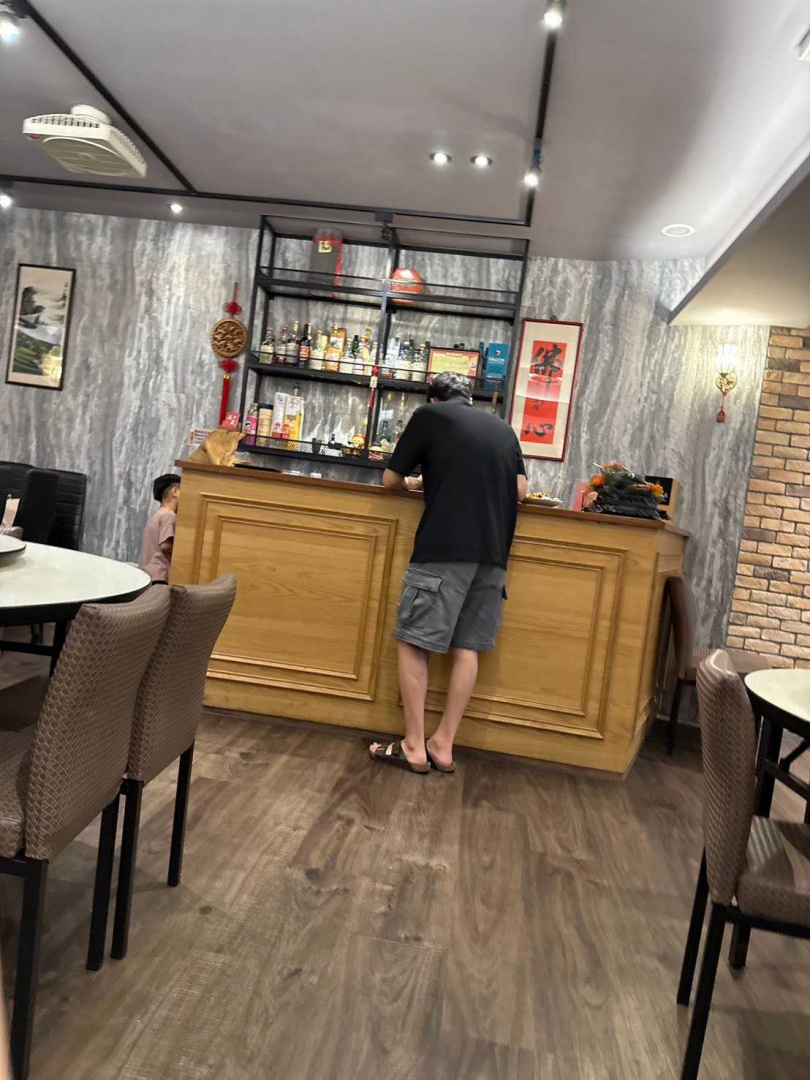 穿著休閒的黃少股對帶小孩很有一套。（圖／讀者提供）