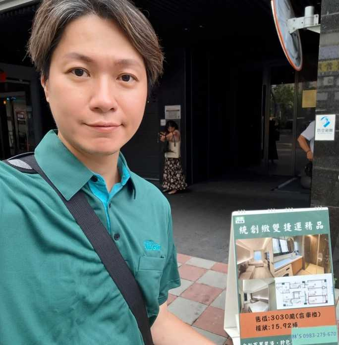 今年開始黃少谷挑戰房仲工作。（圖／翻攝自黃少谷IG）