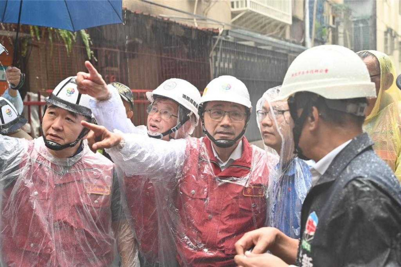 新北市長侯友宜25日上午立即前去現場勘災,並會同工務局、新店區公所及結構技師到場勘查,尋求解決之道。(圖/新北市政府)