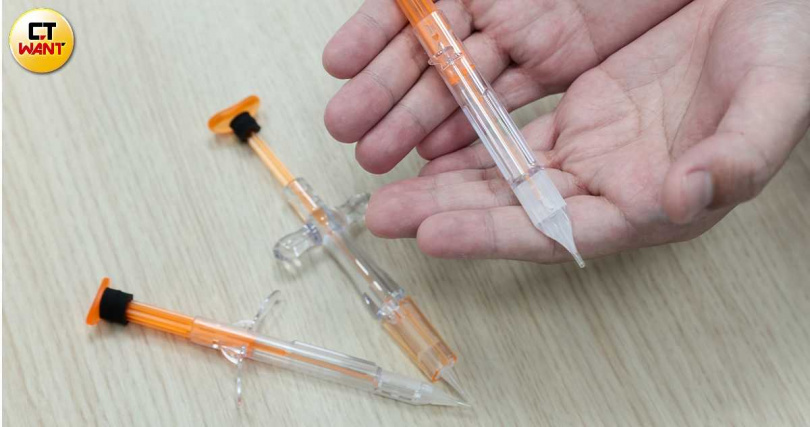 眼科施作白內障手術人工水晶體的植入器,奈米醫材的「塗層」即是在植入器與人體接觸的尖端處。(圖/黃耀徵攝)