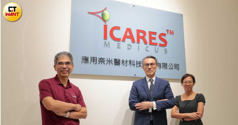 奈米醫材立足台灣推國產自有品牌,並以歐洲為世界盃主力戰場。圖為台灣總部營運團隊,中為總經理陳秉淳,左為研發部副總林俊銘,右為財會部副總陳丹荔。(圖/黃耀徵攝)