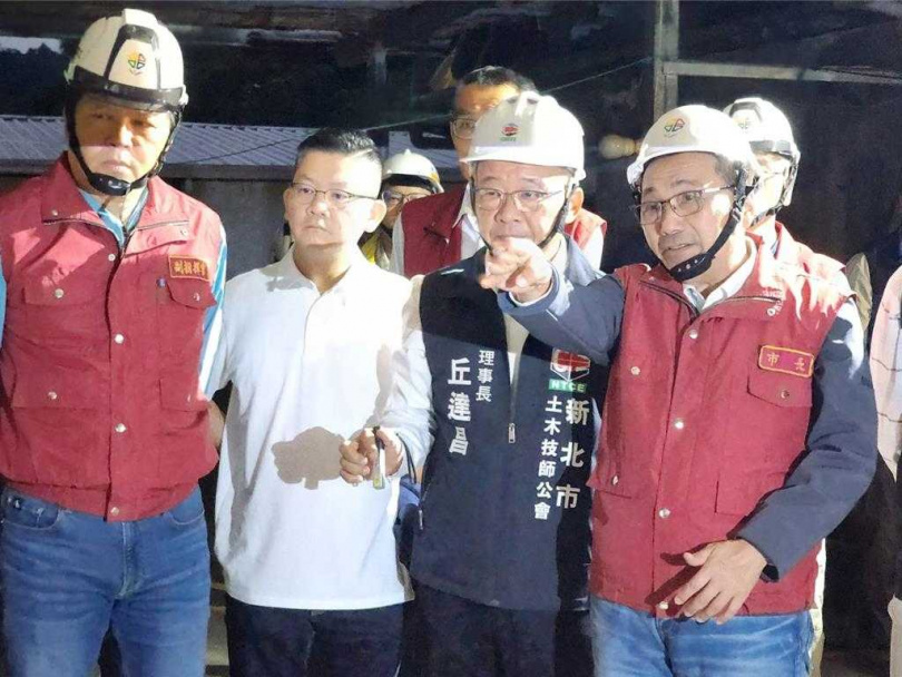 新北市長侯友宜1日再度前往新店錦秀、碧瑤社區視察災後復原進度，2日上午20戶、50人可以返家。（圖／新北市工務局）