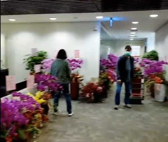 祝賀施義芳走馬上任的花籃,堆滿整條走道。(圖/讀者提供)