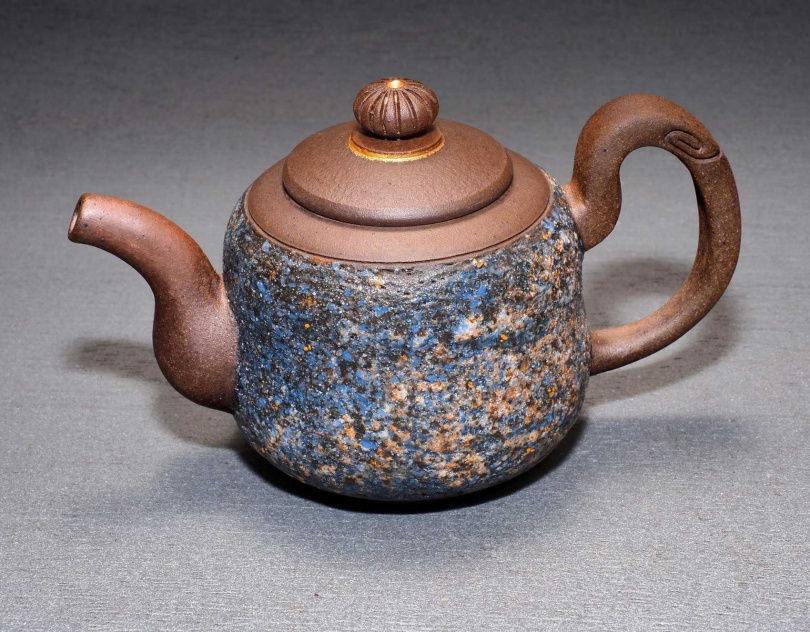 葉樺洋喜歡在壺把線條轉彎處加入流線與速度。（圖／吳德亮攝）