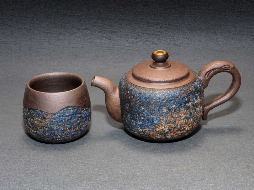 葉樺洋呈現光芒質感的岩礦壺與茶杯。（圖／吳德亮攝）