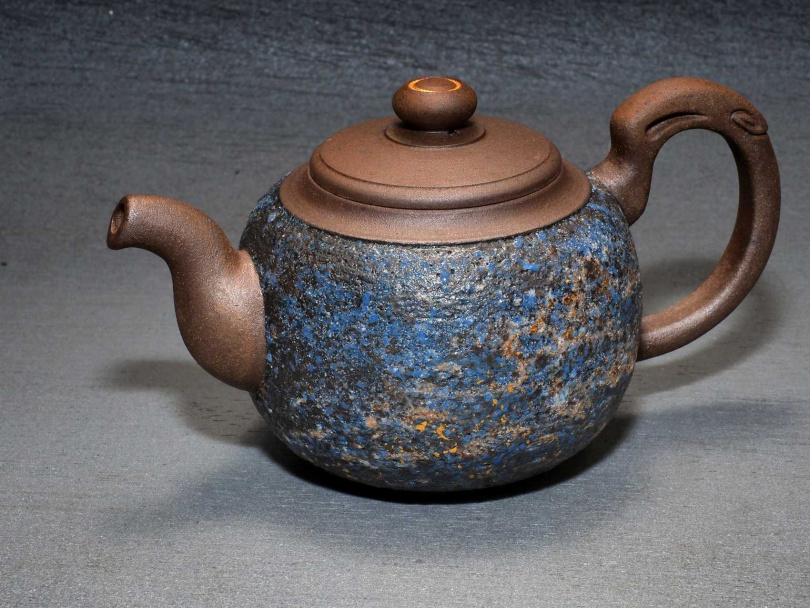 葉樺洋的岩礦壺新作「星夜」。（圖／吳德亮攝）