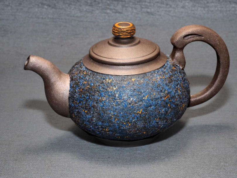 葉樺洋彷彿梵谷名畫滿天星斗夜空的岩礦壺。（圖／吳德亮攝）