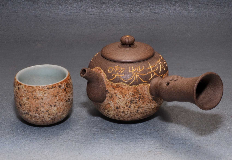 葉樺洋創作的岩礦單柄壺與茶杯。（圖／吳德亮攝）