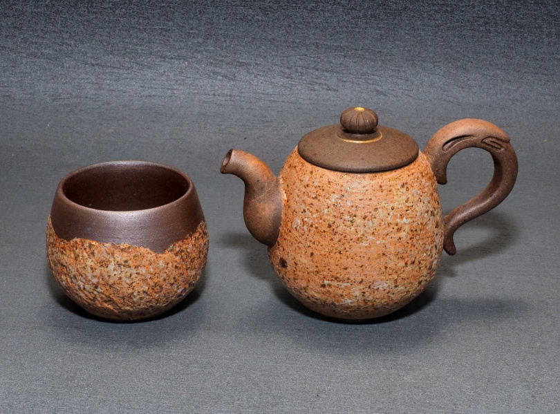 葉樺洋造型律動飽滿發出強勁生命之氣的岩礦作品。（圖／吳德亮攝）