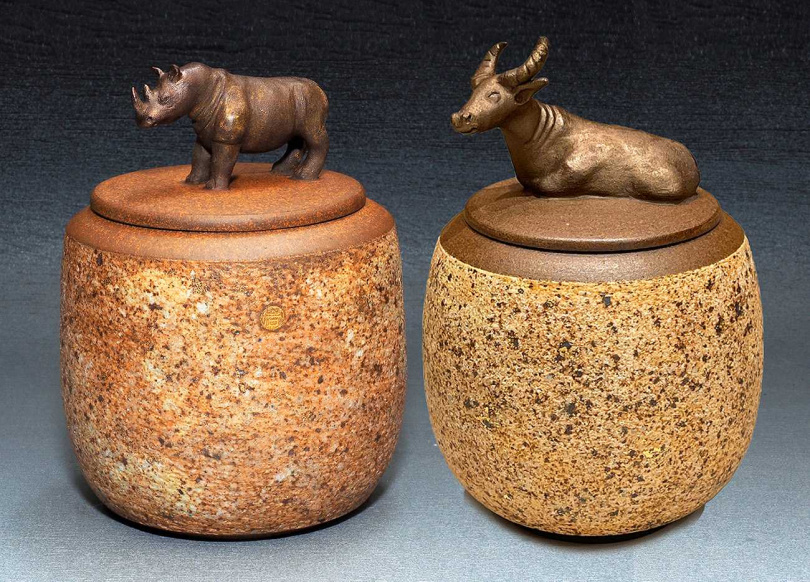 葉樺洋以動物為鈕的岩礦茶倉。（圖／吳德亮攝）