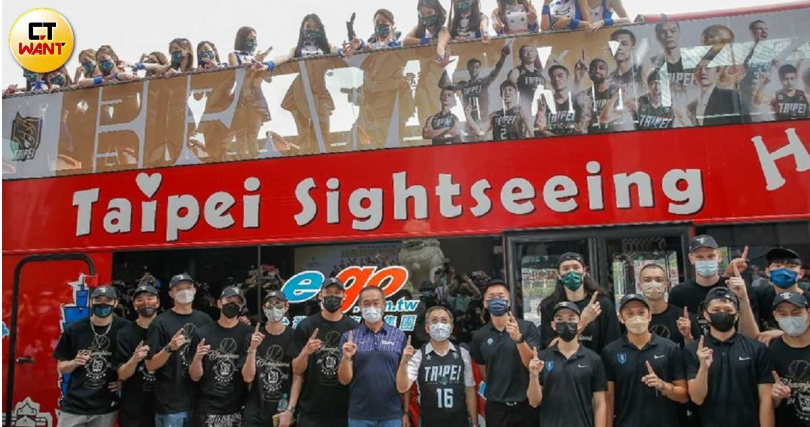 籃球風氣正盛,職籃小將有沒有機會挺進職籃聯盟?自小訓練不可少。圖為2021-22年台灣職業籃球聯盟P. League+遊行活動。(示意圖/黃耀徵攝)