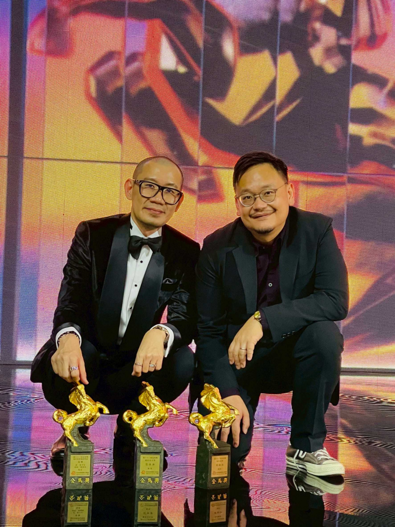 《地母》導演張吉安（左）替范冰冰領女主角獎。（圖／海鵬提供）