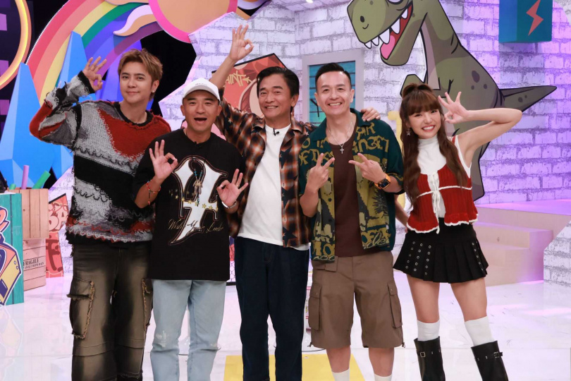 吳宗憲與「咻比嘟嘩」成員小鐘、小馬合體,連袂上羅志祥、何美主持的中天綜合台《綜藝OK啦》。(圖/中天綜合台提供)