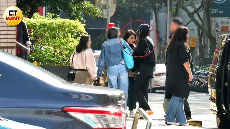 周子瑜低調返台工作，媽媽黃燕玲與多名保鑣與工作人員都現身，行程高度保密。（圖／本刊攝影組）