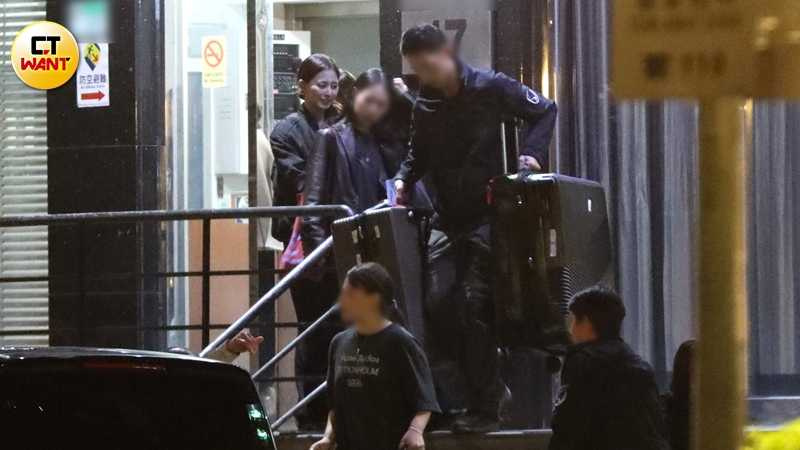 整整忙碌一日後，直到晚間7點47分，才又見到周子瑜及工作人員一同步出攝影棚。（圖／本刊攝影組）