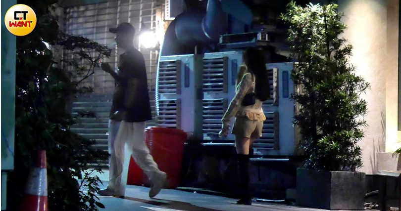 儘管女伴摀住鼻子,祝釩剛仍繼續吞雲吐霧。(圖/本刊攝影組)