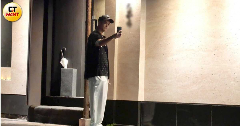 祝釩剛在店外自拍,身材外型仍舊帥氣。(圖/本刊攝影組)